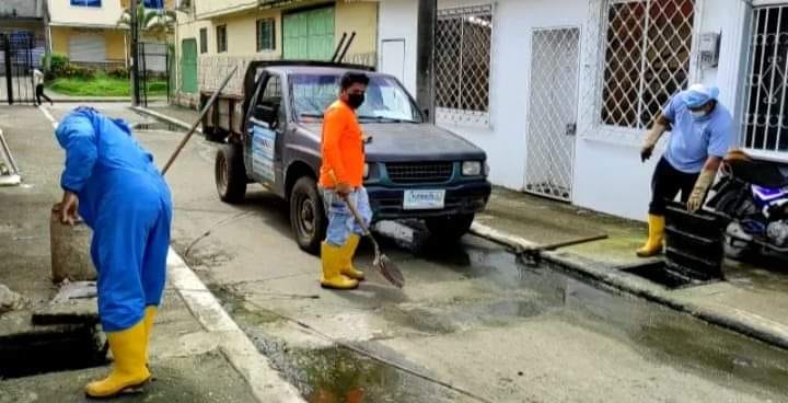MANTENIMIENTO DE ALCANTARILLADO EN EL CALLEJÓN «E» DE LA CIUDADELA EL  GUAYACÁN.