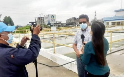 EL ING. NARCISO YONFÁ, EXPLICA A LA PRENSA EL PROCESO DE DESINFECCIÓN Y POTABILIZACIÓN DEL AGUA.
