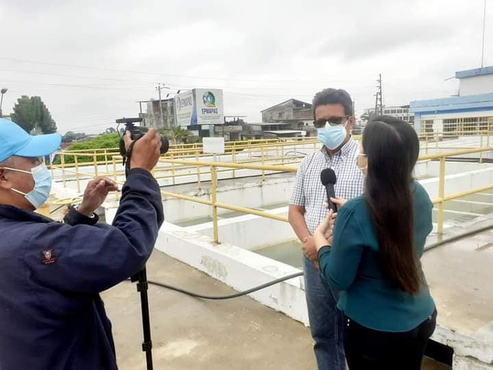EL ING. NARCISO YONFÁ, EXPLICA A LA PRENSA EL PROCESO DE DESINFECCIÓN Y POTABILIZACIÓN DEL AGUA.