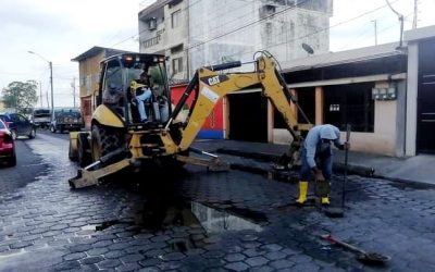 REPARACIÓN DE FUGA DE AGUA EN LA CIUDADELA NUEVO QUEVEDO, POR EL CLUB DE LEONES.