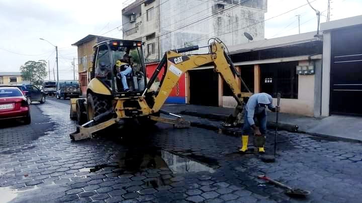 REPARACIÓN DE FUGA DE AGUA EN LA CIUDADELA NUEVO QUEVEDO, POR EL CLUB DE LEONES.