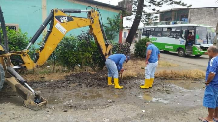 REPARACIÓN DE FUGA DE AGUA EN LA 20 DE FEBRERO.