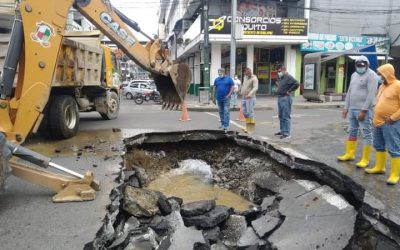 REPARACIÓN DE TUBERÍA EN LA CALLE 7 DE OCTUBRE Y DÉCIMA CUARTA.