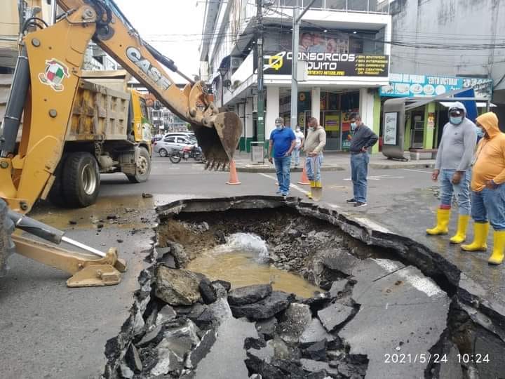 REPARACIÓN DE TUBERÍA EN LA CALLE 7 DE OCTUBRE Y DÉCIMA CUARTA.