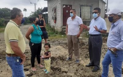 COORDINANDO OBRA DE ALCANTARILLADO EN LA UNIÓN POPULAR DE LA PARROQUIA SAN CARLOS.