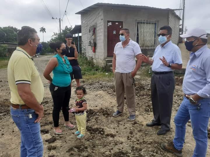 COORDINANDO OBRA DE ALCANTARILLADO  EN LA UNIÓN POPULAR DE LA PARROQUIA SAN CARLOS.