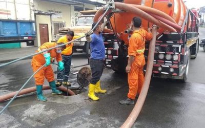 LIMPIEZA DE ALCANTARILLADO SANITARIO EN LA PARROQUIA QUEVEDO.