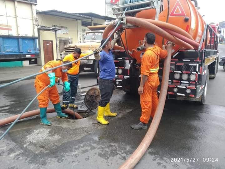 LIMPIEZA DE ALCANTARILLADO SANITARIO EN LA PARROQUIA QUEVEDO.