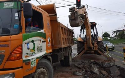 REPARANDO TUBERÍA DE PVC EN LA AVENIDA WALTER ANDRADE, EN EL SECTOR LOS ÁLAMOS.
