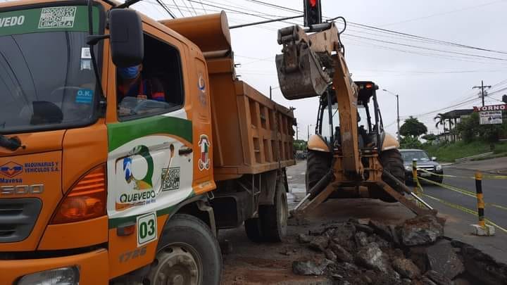 REPARANDO TUBERÍA DE PVC EN LA AVENIDA WALTER ANDRADE, EN EL SECTOR LOS ÁLAMOS.
