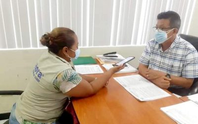 EL ING. NARCISO YONFÁ, ES ENTREVISTADO POR PERIODISTA DEL DIARIO LA HORA.