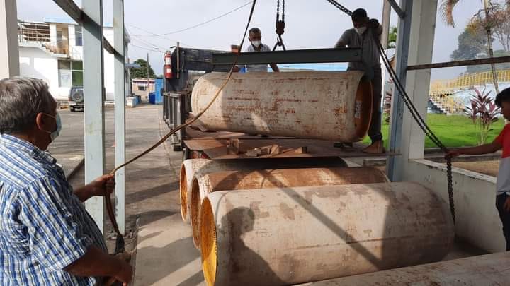LLEGA CLORO GAS INSUMO NECESARIO PARA GARANTIZAR LA CALIDAD DEL AGUA.