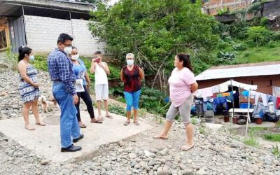 EL ING. NARCISO YONFÁ SOCIALIZA FUTURAS OBRAS CON MORADORES DEL SECTOR GALO PLAZA EN COORDINACIÓN CON EL MUNICIPIO.