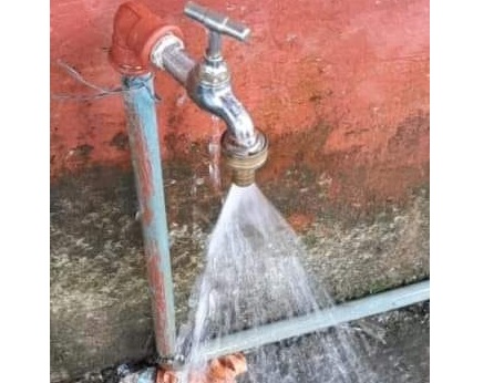 LIMPIEZA DE RED DE AGUA POTABLE EN LA CALLE PRINCIPAL DE LA BALDRAMINA.