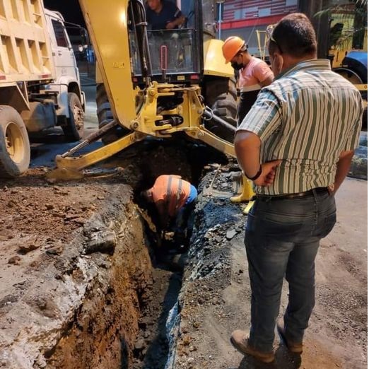 AVANZAN LOS TRABAJOS DE INSTALACIÓN DE LA NUEVA TUBERÍA EN LA AVENIDA WALTER ANDRADE.