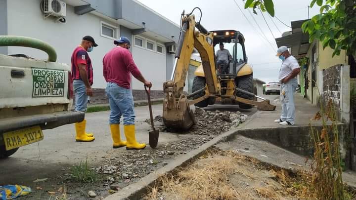 REPARACIÓN DE UNA GUÍA DOMICILIARIA EN LA PARROQUIA NICOLÁS INFANTE.
