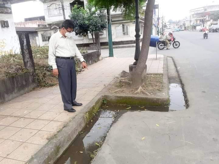 VERIFICANDO PERSONALMENTE FUGAS DE AGUA.