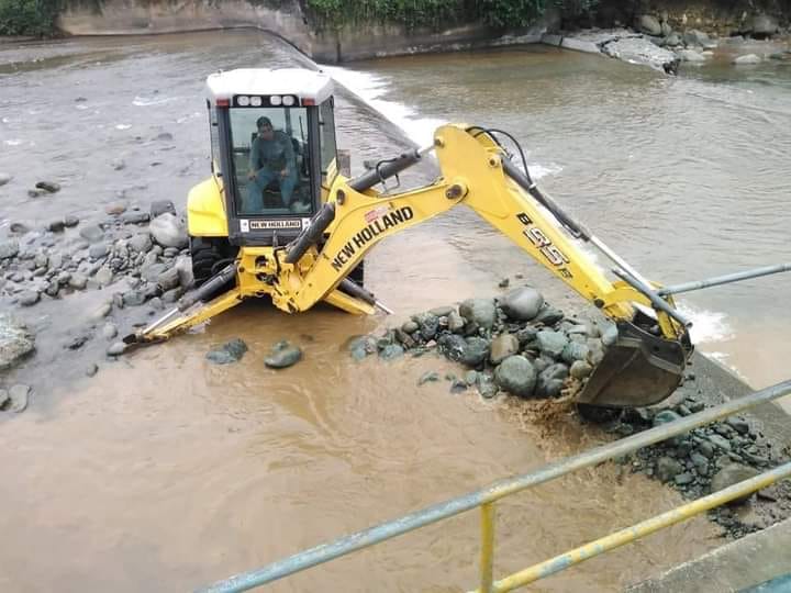 LA ZONA DE CAPTACIÓN DE AGUA SUPERFICIAL RECIBE CONSTANTES MANTENIMIENTOS.