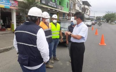 SUPERVISANDO INSTALACIÓN DE COLECTORES EN LA PARROQUIA SAN CAMILO.