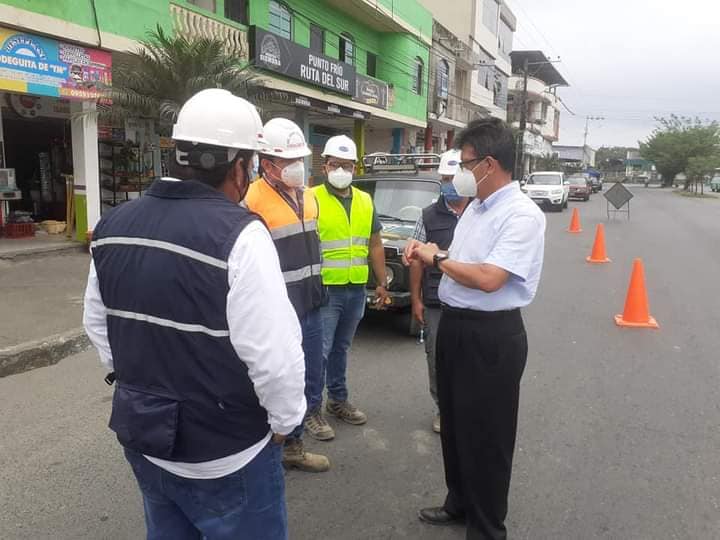SUPERVISANDO INSTALACIÓN DE COLECTORES EN LA PARROQUIA SAN CAMILO.