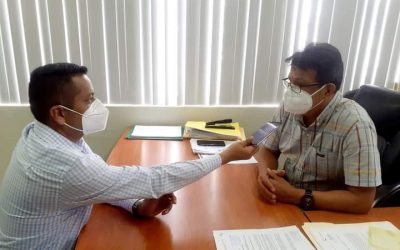 ING. NARCISO YONFÁ, ES ENTREVISTADO POR PERIODISTA.