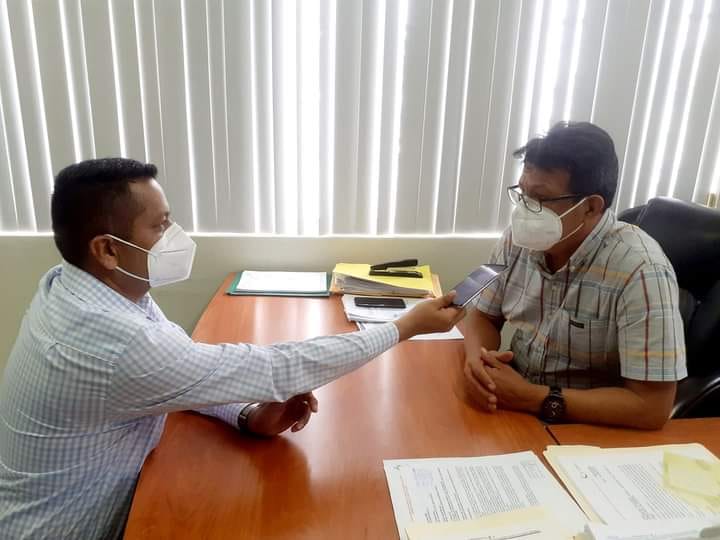 ING. NARCISO YONFÁ, ES ENTREVISTADO POR PERIODISTA.