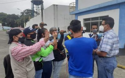 EL GERENTE ING. NARCISO YONFÁ ES ENTREVISTADO, POR PERIODISTAS DE DIFERENTES MEDIOS DE COMUNICACIÓN.