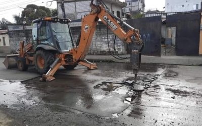 REPARACIÓN DE FUGA DE AGUA EN LA CALLE B Y LA TERCERA DE LA PARROQUIA 7 DE OCTUBRE.