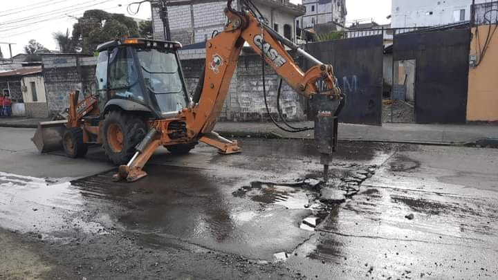 REPARACIÓN DE FUGA DE AGUA EN LA CALLE B Y LA TERCERA DE LA PARROQUIA 7 DE OCTUBRE.