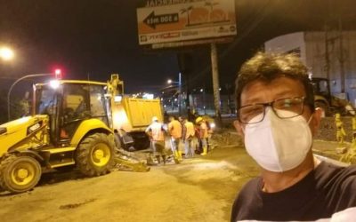 SUPERVISANDO PERSONALMENTE TRABAJOS DE INSTALACIÓN DE TUBERÍAS DE PVC DURANTE LA NOCHE.