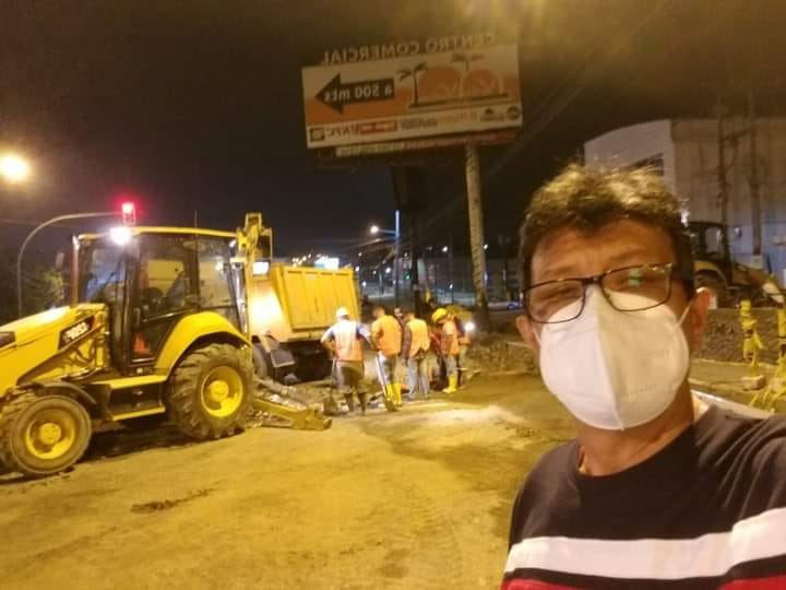 SUPERVISANDO PERSONALMENTE TRABAJOS DE INSTALACIÓN DE TUBERÍAS DE PVC DURANTE LA NOCHE.