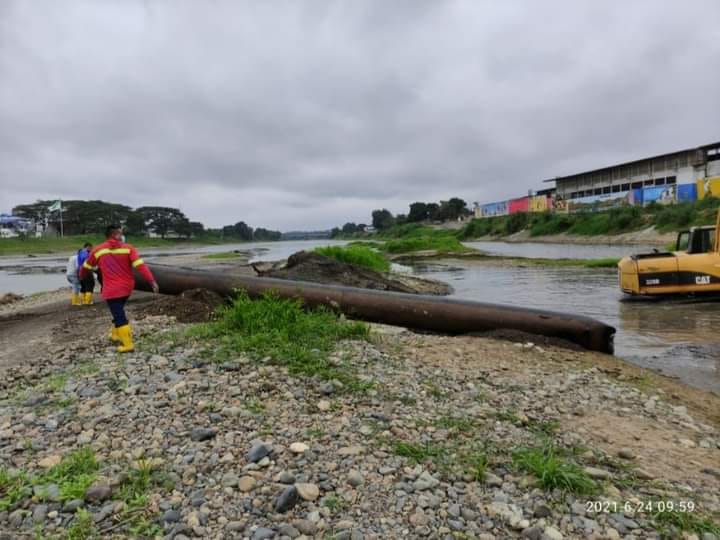 RETIRANDO TUBERÍA DE ACERO A LA ALTURA DEL MALECÓN DEL ENTRO.