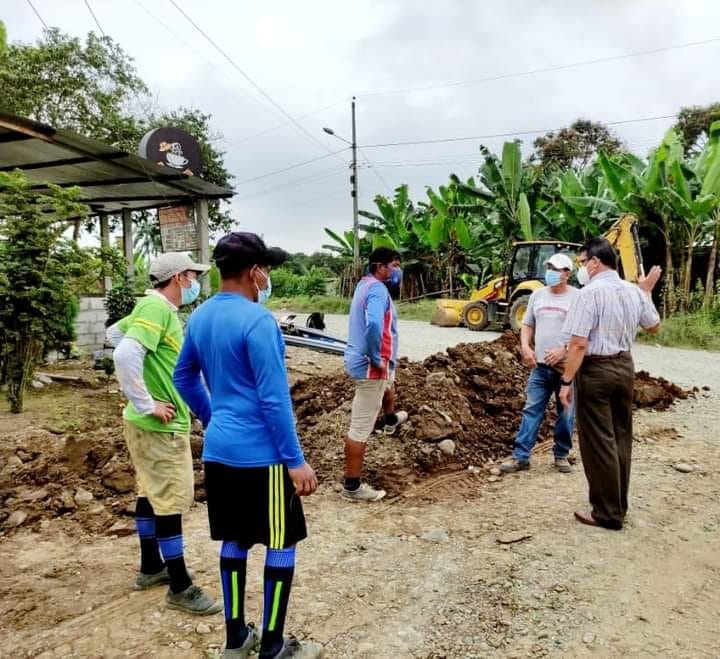 SUPERVISANDO EXTENSIONES DE REDES DE AGUA, EN EL SECTOR JARDINES DE LA PAZ DE LA PARROQUIA 24 DE MAYO.