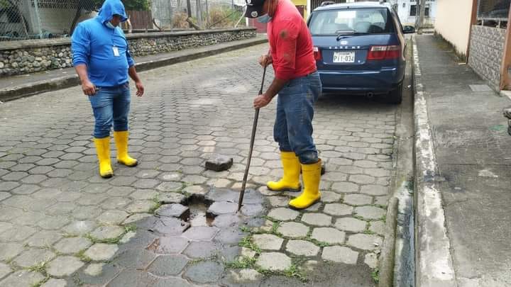 REPARACIONES DE FUGAS DE AGUA POTABLE EN DIFERENTES SECTORES DE QUEVEDO.