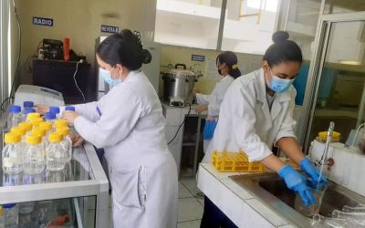 EL PERSONAL DE LABORATORIO REALIZA LIMPIEZA INTEGRAL DE TODA EL ÁREA DE LABORATORIO.