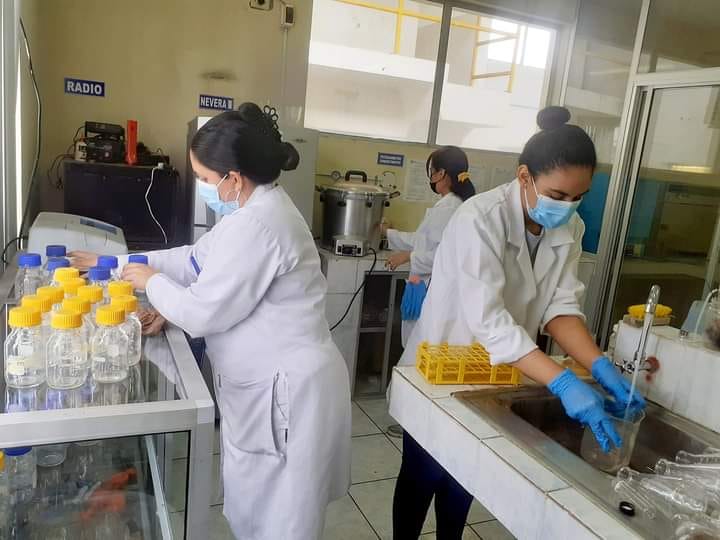 EL PERSONAL DE LABORATORIO REALIZA LIMPIEZA INTEGRAL DE TODA EL ÁREA DE LABORATORIO.