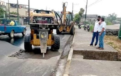 REPARACIÓN DE FUGA DE AGUA POTABLE EN AV. WALTER ANDRADE Y DÉCIMA TERCERA.