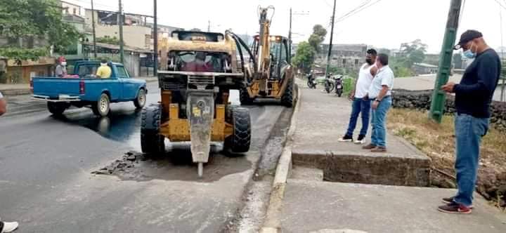 REPARACIÓN DE FUGA DE AGUA POTABLE EN AV. WALTER ANDRADE Y DÉCIMA TERCERA.