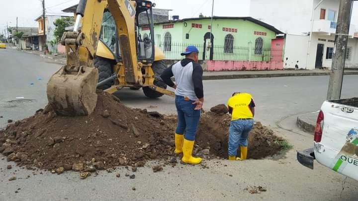 PERENNEMENTE SE REALIZA LIMPIEZAS DE AGUA POTABLE EN DIFERENTES SECTORES DE QUEVEDO.