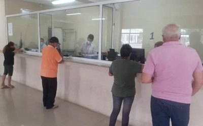 USUARIOS ACUDEN A CANCELAR MENSUALMENTE SUS PLANILLAS DE AGUA POTABLE.