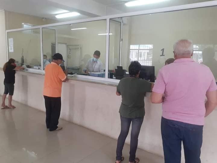 USUARIOS ACUDEN A CANCELAR MENSUALMENTE SUS PLANILLAS DE AGUA POTABLE.
