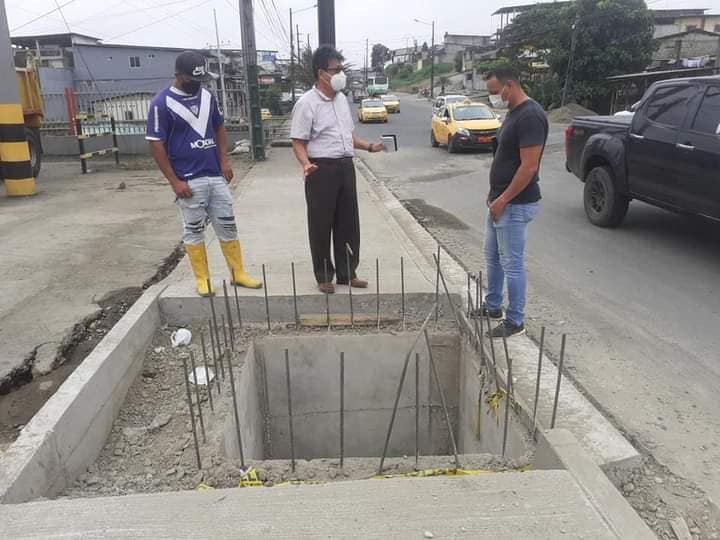 EL GERENTE REALIZÓ RECORRIDO PARA CONSTATAR TRABAJOS DE INSTALACIÓN DE LA NUEVA TUBERÍA.