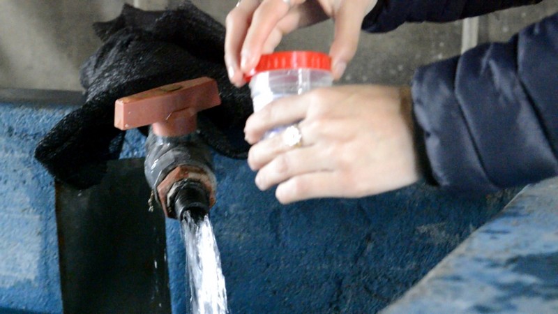SE REALIZA TOMAS DE MUESTRAS DE AGUA EN SAN CARLOS.