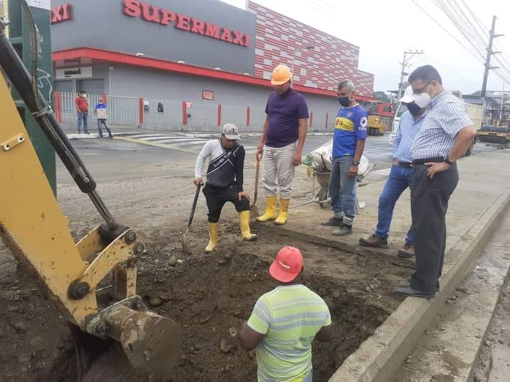 EL GERENTE DE LA EPMAPAQ SUPERVISA TRABAJOS DE INTERCONEXIÓN EN LA WALTER ANDRADE.