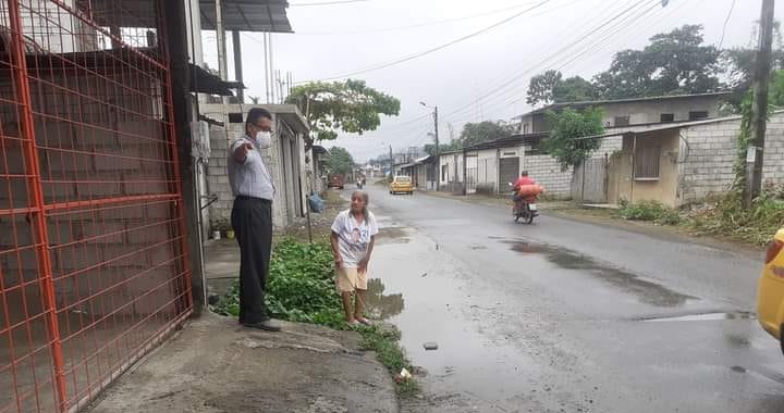 PRINCIPAL DE LA EPMAPAQ VISITA LOS CHAPULOS.