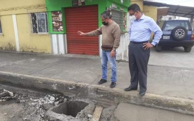 EL GERENTE DE LA EPMAPAQ SUPERVISA TRABAJOS DE ALCANTARILLADO PLUVIAL QUE SE REALIZAN EN LA PARROQUIA 7 DE OCTUBRE.