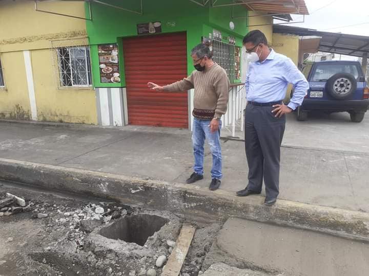 EL GERENTE DE LA EPMAPAQ SUPERVISA TRABAJOS DE ALCANTARILLADO PLUVIAL QUE SE REALIZAN EN LA PARROQUIA 7 DE OCTUBRE.