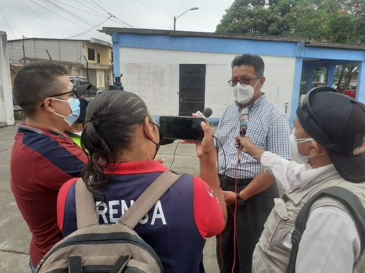 PRINCIPAL DE LA EPMAPAQ ES ENTREVISTADO POR ALGUNOS PERIODISTAS DE QUEVEDO.