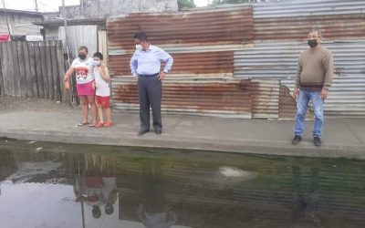 SUPERVISANDO ALCANTARILLADO SANITARIO EN LA PARROQUIA SIETE DE OCTUBRE.
