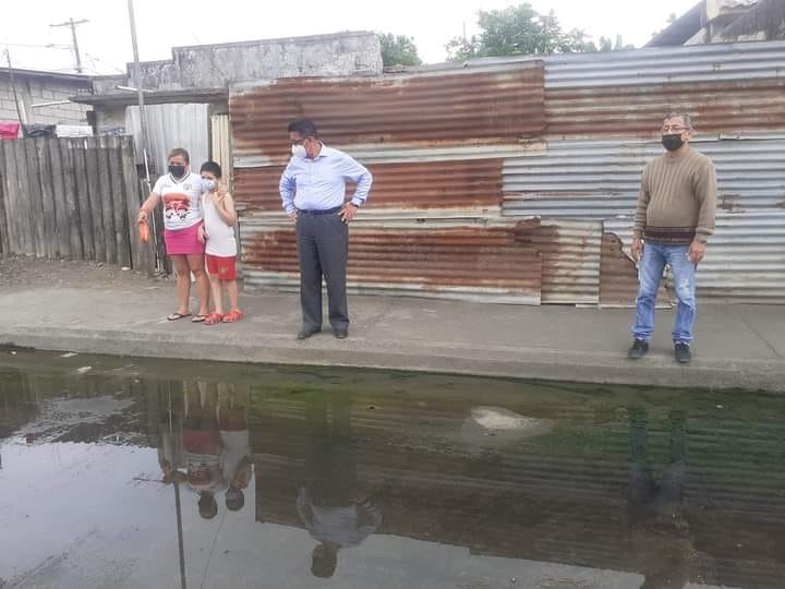 SUPERVISANDO ALCANTARILLADO SANITARIO EN LA PARROQUIA SIETE DE OCTUBRE.